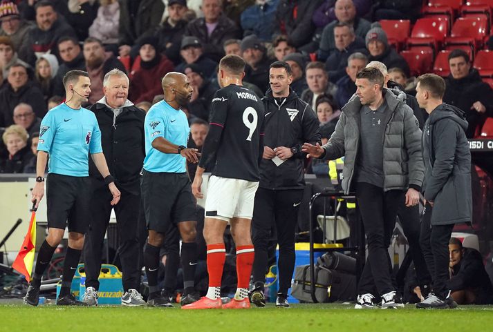 Carlton Morris, framherji Luton Town, ræðir við dómara leiksins gegn Sheffield United, Sam Allison.