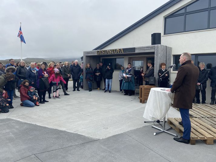 Guðmundur Ingi Guðbrandsson, umhverfisráðherra, ávarpar gesti við gestastofu Snæfellsjökulsþjóðgarðs í dag.