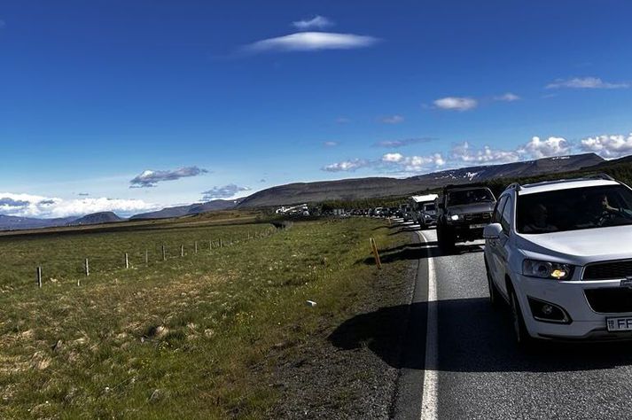 Mynd tekin nærri Akranesafleggjaranum á Vesturlandsvegi um korter fyrir fimm. Bílarnir hafa verið stopp í klukkustund og röðin teygir sig langt í suður.
