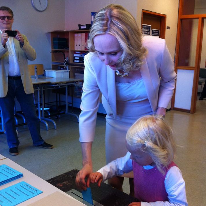 Þóra naut liðsinnis dóttur sinnar þegar hún greiddi atkvæði.