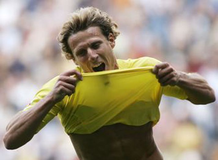 Skyrtan sem Forlan er í er ekki svo ólík gula varaliðsbúning Liverpool.