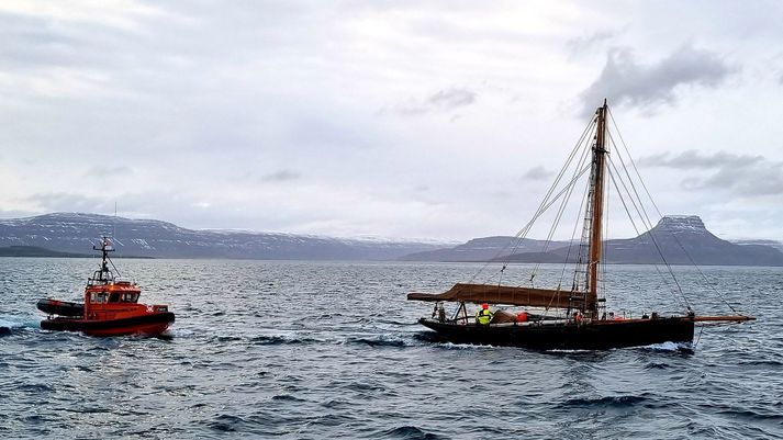 Þrír Englendingar og einn Íslendingur voru um borð. Myndin var tekin í morgun.