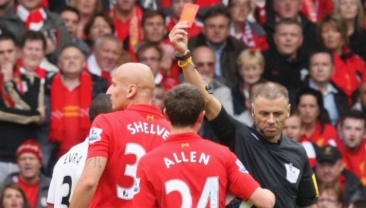 Jonjo Shelvey fér hér rauða spjaldið hjá Mark Halsey.