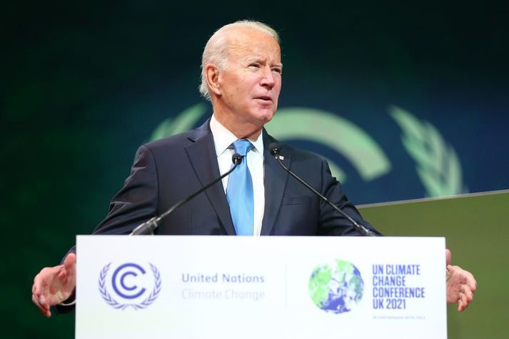 Joe Biden ávarpar COP26-loftslagsráðstefnuna í Glasgow. Hann hefur boðað að Bandaríkin verði aftur leiðandi í baráttunni gegn loftslagsbreytingum eftir að Donald Trump, forveri hans í embætti, ætlaði að draga Bandaríkin út úr Parísarsamkomulaginu.