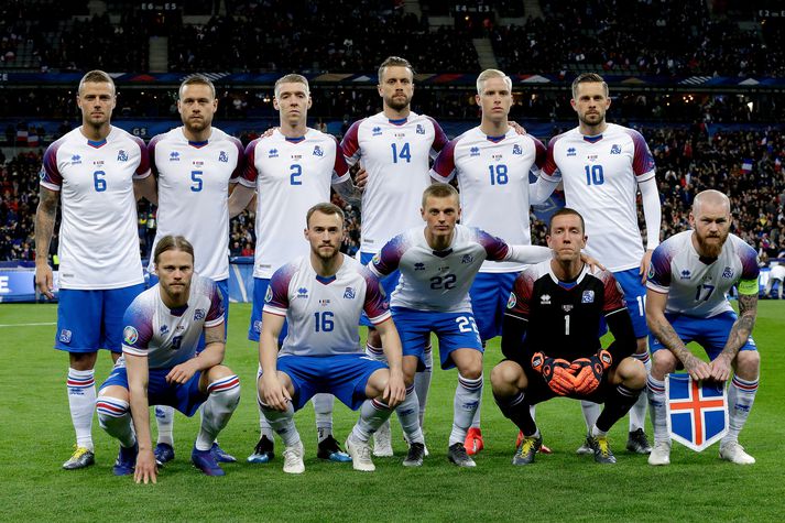 Íslenska liðið stillir sér upp fyrir leikinn gegn Frakklandi á Stade de France.