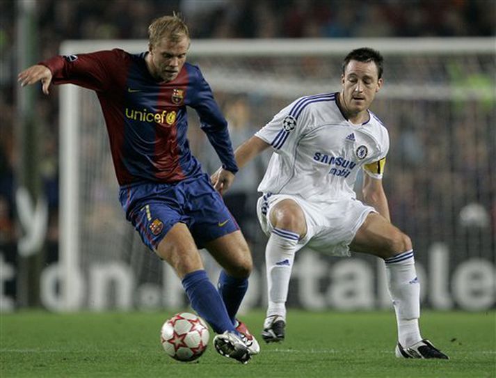 Eiður Smári berst um boltann við John Terry, leikmann Chelsea.