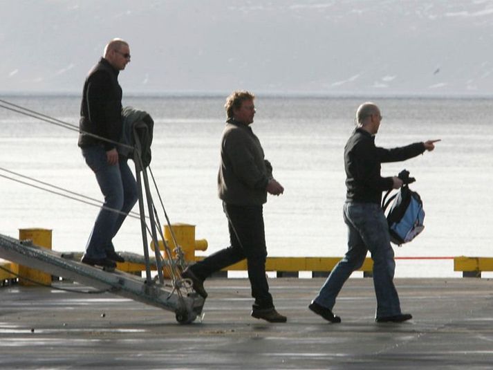 Peter Rabe leiddur út úr varðskipinu Tý eftir handtöku.