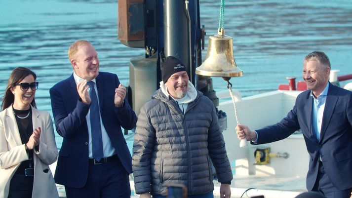 Bjørn Hembre, forstjóri Icelandic Salmon, hringdi inn fyrstu viðskipti á Nasdaq First North vaxtarmarkaðinn að viðstöddu starfsfólki Arnarlax og íbúum á Bíldudal í morgun.