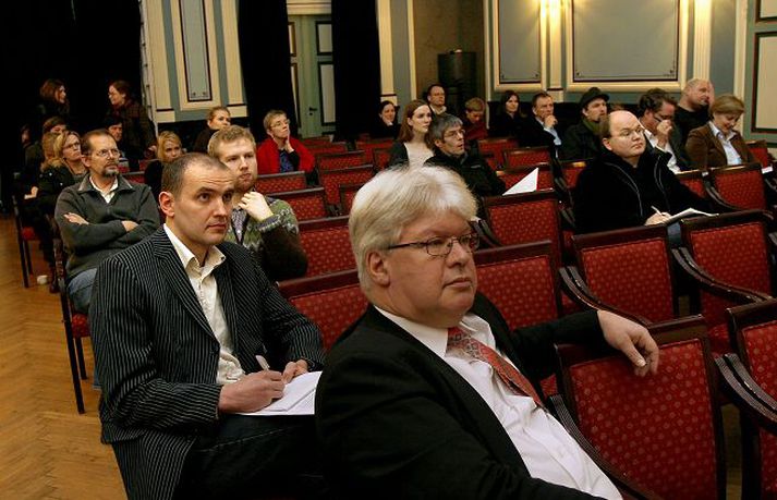 Hverju skilaði Búsáhaldabylting? Á ráðstefnu Háskólans í Bifröst í gær voru stjórnmálamenn hvattir til að láta af Morfís-tilburðum og viðurkenna mistök sín. Þannig gætu þeir endurheimt traust almennings. Fréttablaðið/GVA