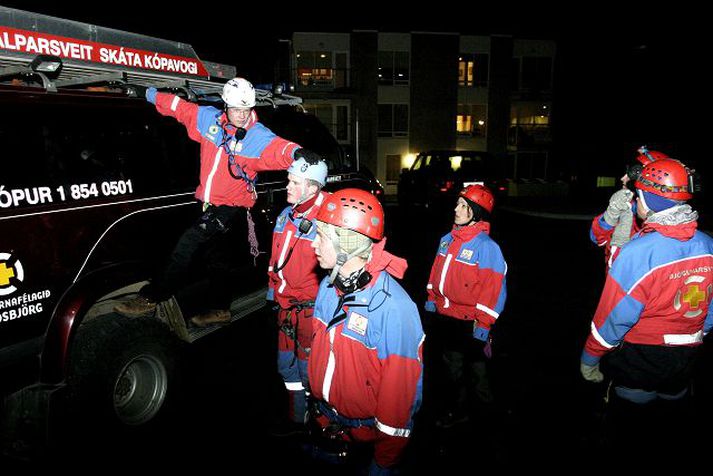 Björgunarsveit í útkalli. Tveir starfsmenn Símans héldu kyrru fyrir í bíl sínum yfir nótt en hann sat fastur á Hellisheiði. Þeir gengu af stað í dögun og í flasið á björgunarsveitarmönnum.
