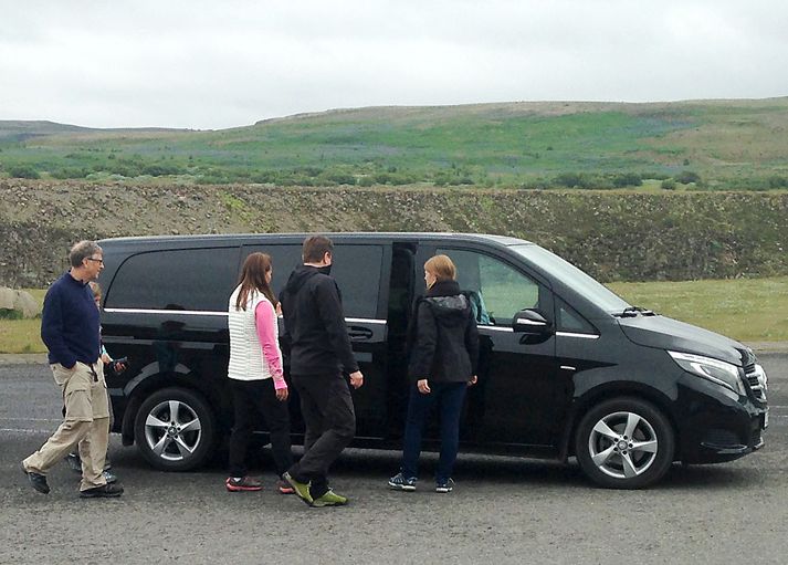 Bill og Melinda Gates stíga inn í Mercedes Benz við Gullfoss á föstudag.