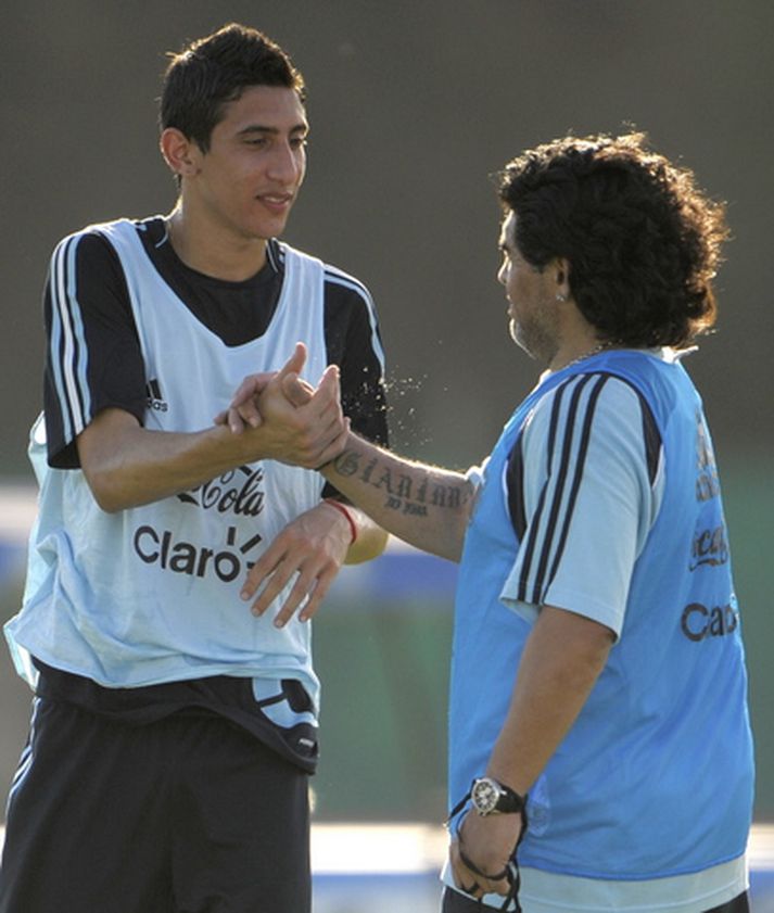 Angel Di Maria og Diego Maradona á landsliðsæfingu hjá Argentínu.