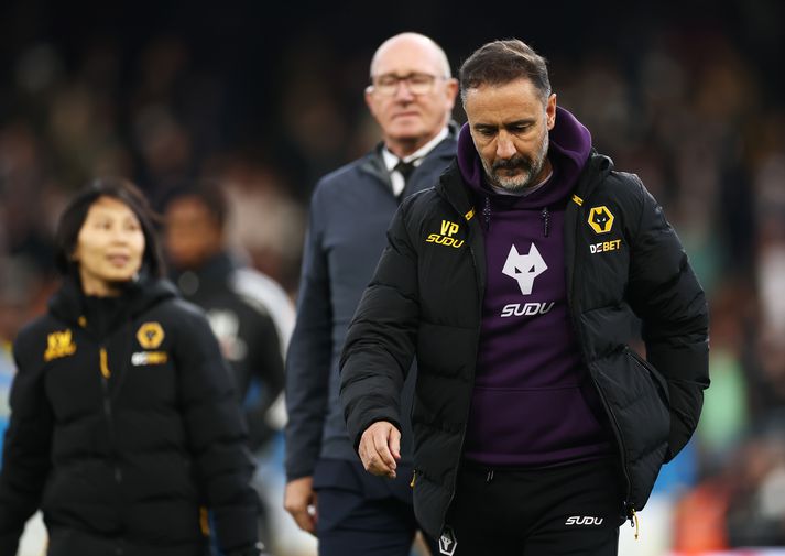 Vitor Pereira gengur af velli eftir síðasta leik sinn sem knattspyrnustjóri Wolverhampton Wanderers.