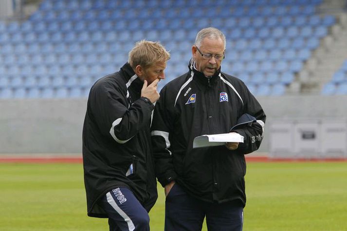 Lars Lagerbäck fer yfir málin með Heimi Hallgrímssyni aðstoðarlandsliðsþjálfara.