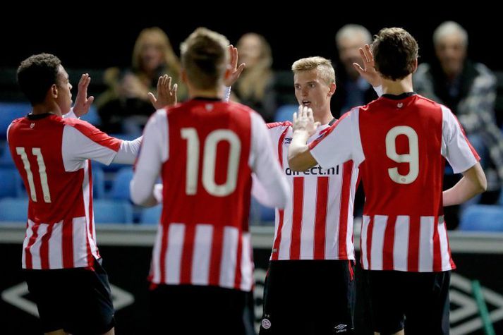 Albert Guðmundsson fagnar öðru marka sinna.