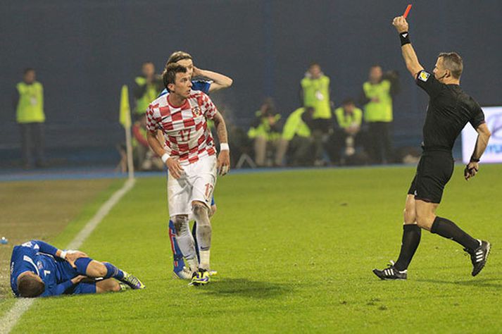 Mario Mandzukic fær hér rauða spjaldið á móti Íslandi.