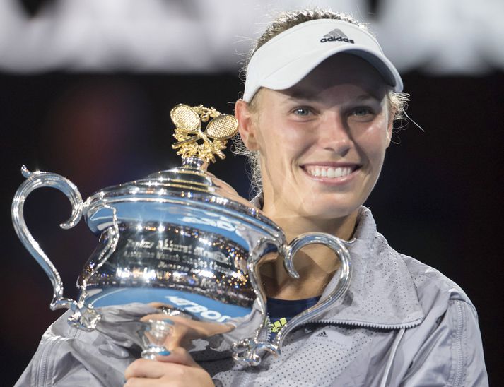 Caroline Wozniacki með sigurlaunin sín í morgun.