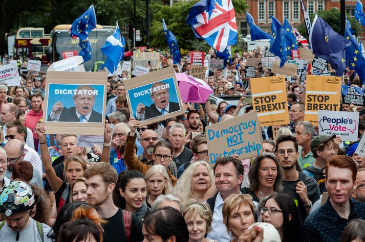 Frá mótmælum í London í gær eftir að Johnson tilkynnti um ákvörðun sína.