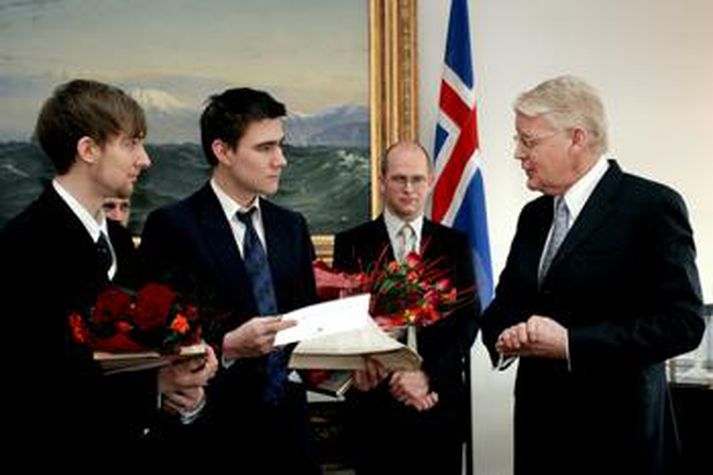 Ólafur Ragnar Grímsson, forseti Íslands, afhendir þeim Sigurði Erni Aðalgeirssyni og Jóni Steinari Garðarssyni Mýrdal verðlaunin.