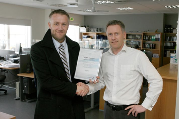 Myndin var tekin þegar Birkir Hólm Guðnason, framkvæmdasstjóri Icelandair, afhenti Ástþóri Ingasyni, forstöðumanni stöðvareksturs Icelandair, viðurkenninguna  í stjórnstöðinni á Keflavíkurflugvelli í dag. Myndina tók Hilmar Bragi.