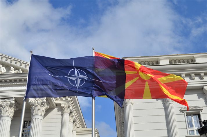 Fánar NATO og Norður-Makedóníu blakta hlið við hlið í höfuðborg ríkisins, Skopje.