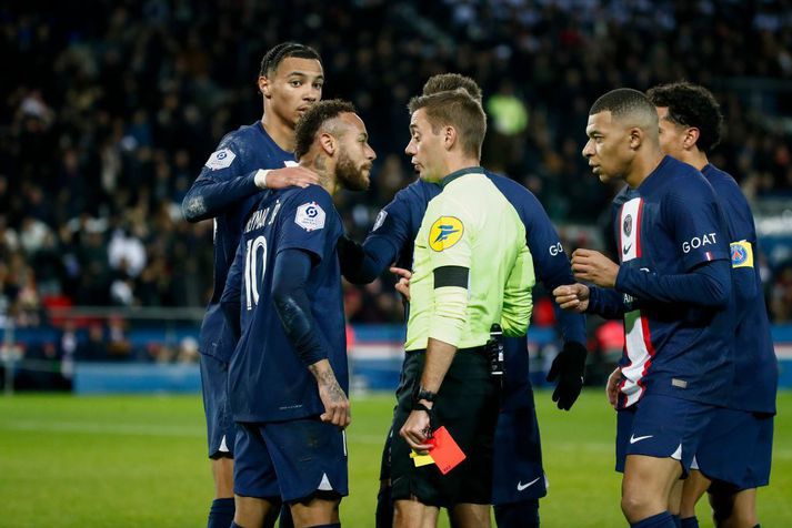 Neymar var hreint ekki sáttur við dómarann Clément Turpin.