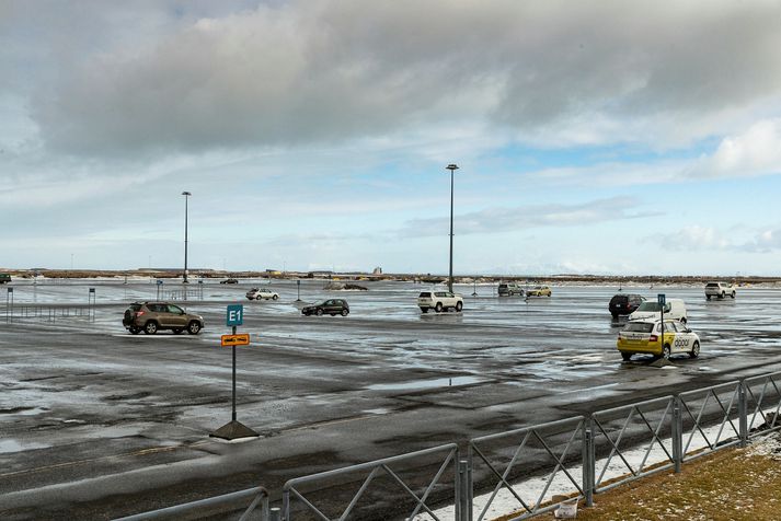 Bílastæði við Flugstöð Leifs Eiríkssonar.