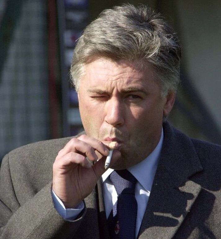 Carlo Ancelotti finnst gott að fá sér smók.