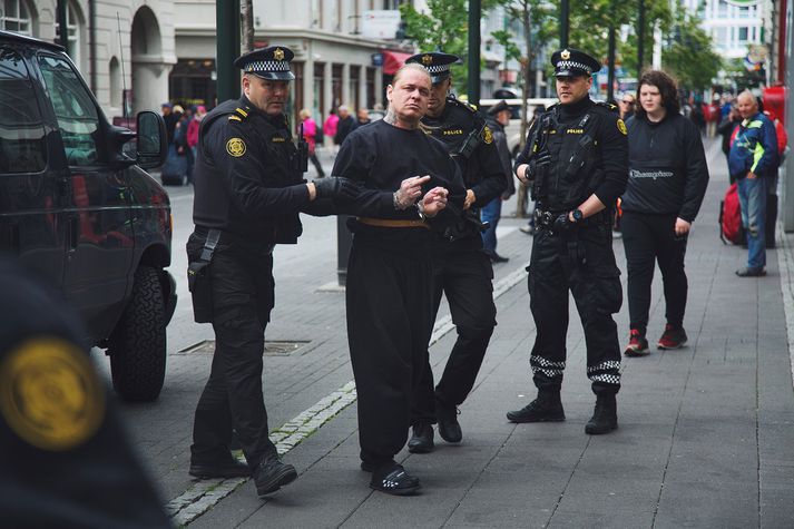 Jón Trausti Lúthersson huldi ekki andlit sitt þegar hann var leiddur fyrir dómara í Héraðsdómi Reykjavíkur í dag. Hann sendi skýr skilaboð.