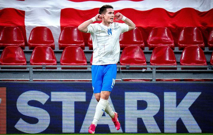 Viðar Örn Kjartansson fagnar marki fyrir íslenska landsliðið með því að stinga puttunum í eyrun.