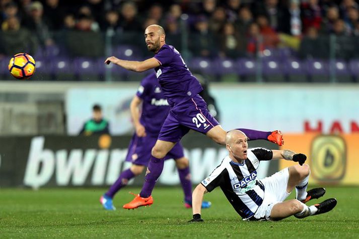 Emil í baráttu við Borja Valero sem skoraði fyrsta mark Fiorentina.