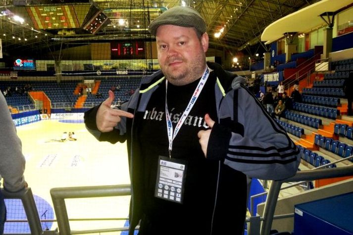 Henry Birgir Gunnarsson, blaðamaður, er hérna í einum góðum bol.