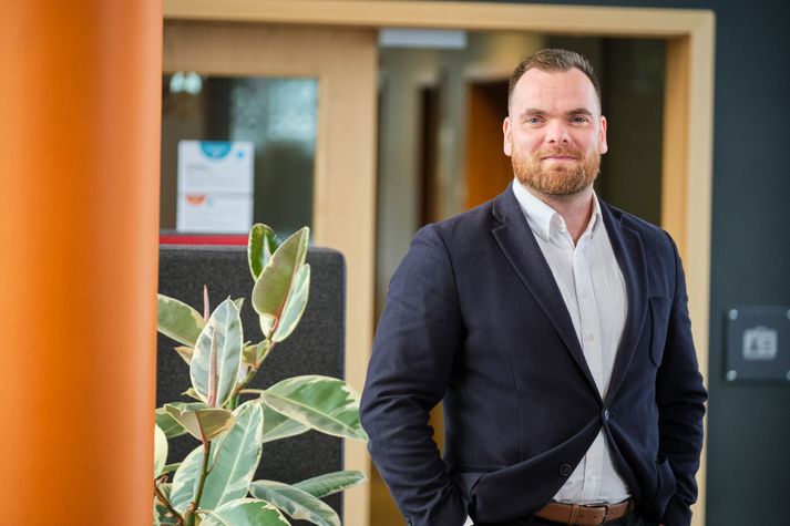 Það er hressilega gaman að fara yfir starfsferilinn með Davíð Tómasi Tómassyni, framkvæmdastjóra Moodup, sem hóf sinn feril sem rappari, síðan dómari, síðar Boot Camp þjálfari og nú framkvæmdastjóri Moodup sem fyrir helgi sameinaðist Kjarna, mannauðs- og launalausnum Origo og heitir núna Kjarni Moodup ehf.