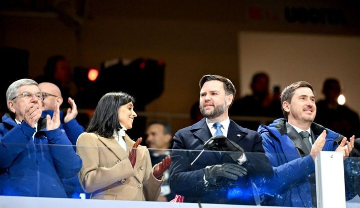 JD Vance og eiginkona hans Usha Bala Vance voru viðstödd opnunarhátíð Vetrarólympíuleikanna. 