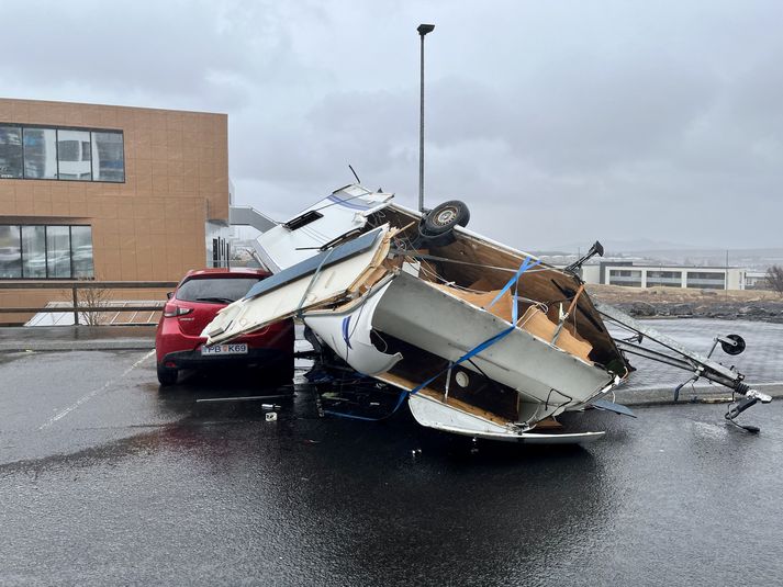 Þetta hjólhýsi í Boðaþingi í Kópavogi varð illa úti í óveðrinu.