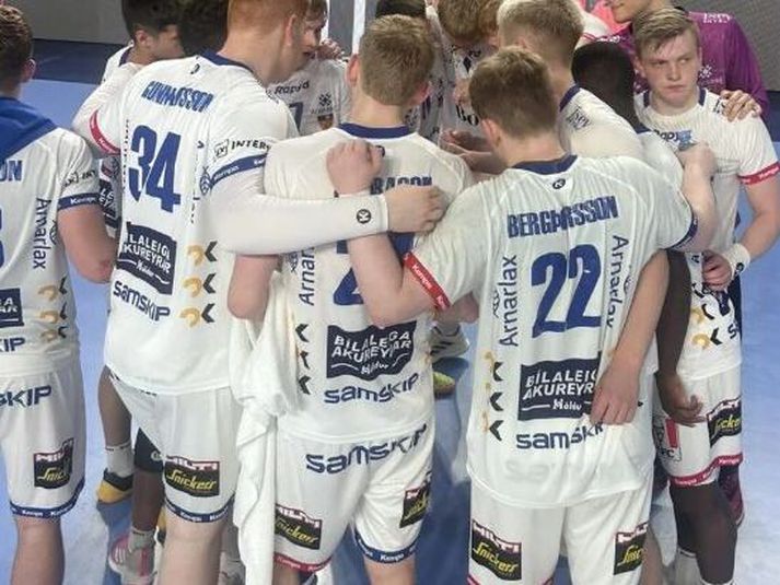 Íslenska landsliðið skipað leikmönnum 18 ára og yngri leikur um bronsverðlaun á sunnudag.