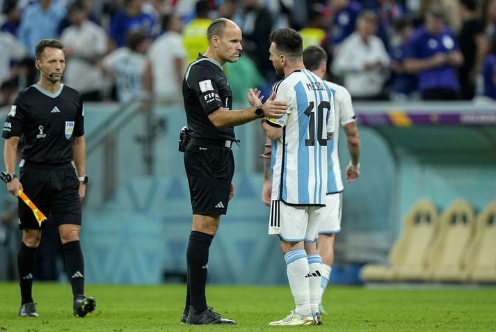 Antonio Mateu Lahoz ræðir við Lionel Messi í leik Argentínu og Hollands á HM 2022. Hann gaf fimmtán gul spjöld í leiknum sem er met á HM.