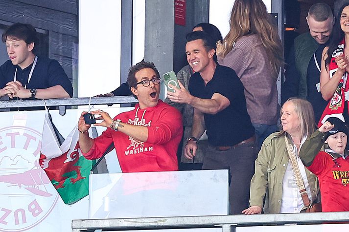 Hollywood stjörnurnar Ryan Reynolds og Rob McElhenney, eigendur Wrexham fengu draumadrátt í enska bikarnum. Lið þeirra fær stórlið Chelsea í heimsókn á  Racecourse Ground 