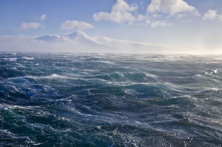 Mannsins var leitað í tólf tíma í gær og leit heldur áfram í dag.