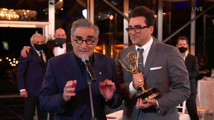 Feðgarnir Eugene Levy og Daniel Levy taka hér við verðlaunum fyrir besta gamanþáttinn, Schitt's Creek.