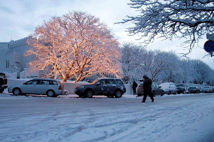 Sólin kemur upp hér í Reykjavík klukkan 11.21 og sest 15.30.