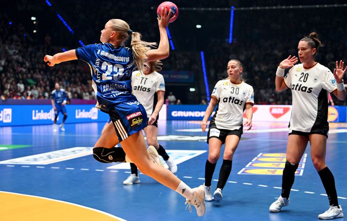 Dana Björg Guðmundsdóttir skorar eitt af fjórum mörkum sínum í kvöld.
