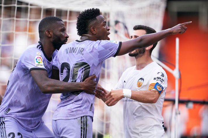 Vinicius Junior bendir á áhorfendur sem beitt höfðu hann kynþáttaníði á leiknum við Valencia á sunnudaginn.