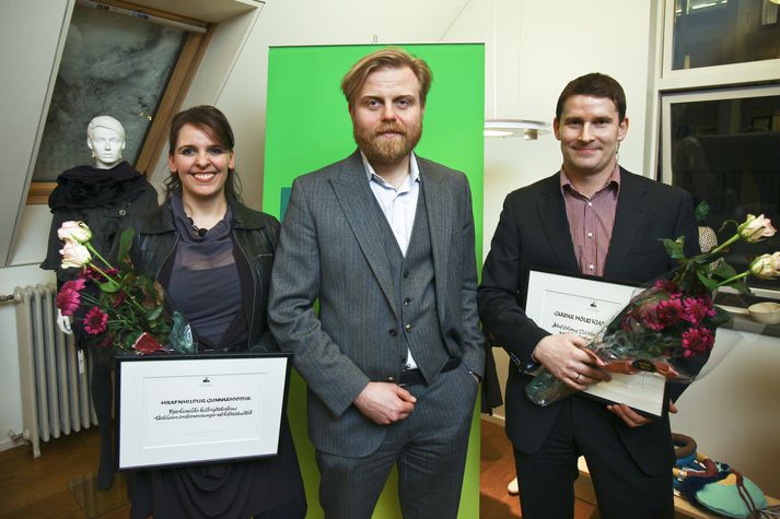 Verðlaunahafarnir, Hrafnhildur Gunnarsdóttir, og Garðar Hólm Kjartansson, sjást hér þegar þau veittu verðlaunum viðtöku, ásamt Ásgeiri Jónssyni, efnahagsráðgjafa GAMMA og formanni dómnefndar verðlaunanna.