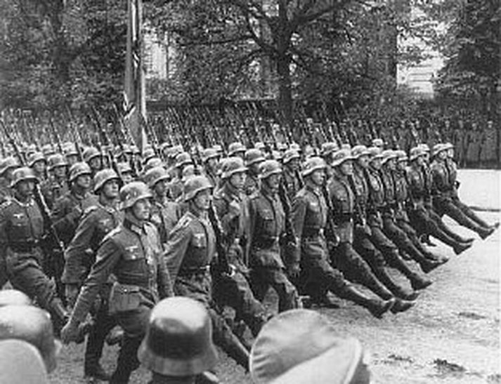 Þýskir hermenn ganga fylktu liði um pólskar götur 1939.