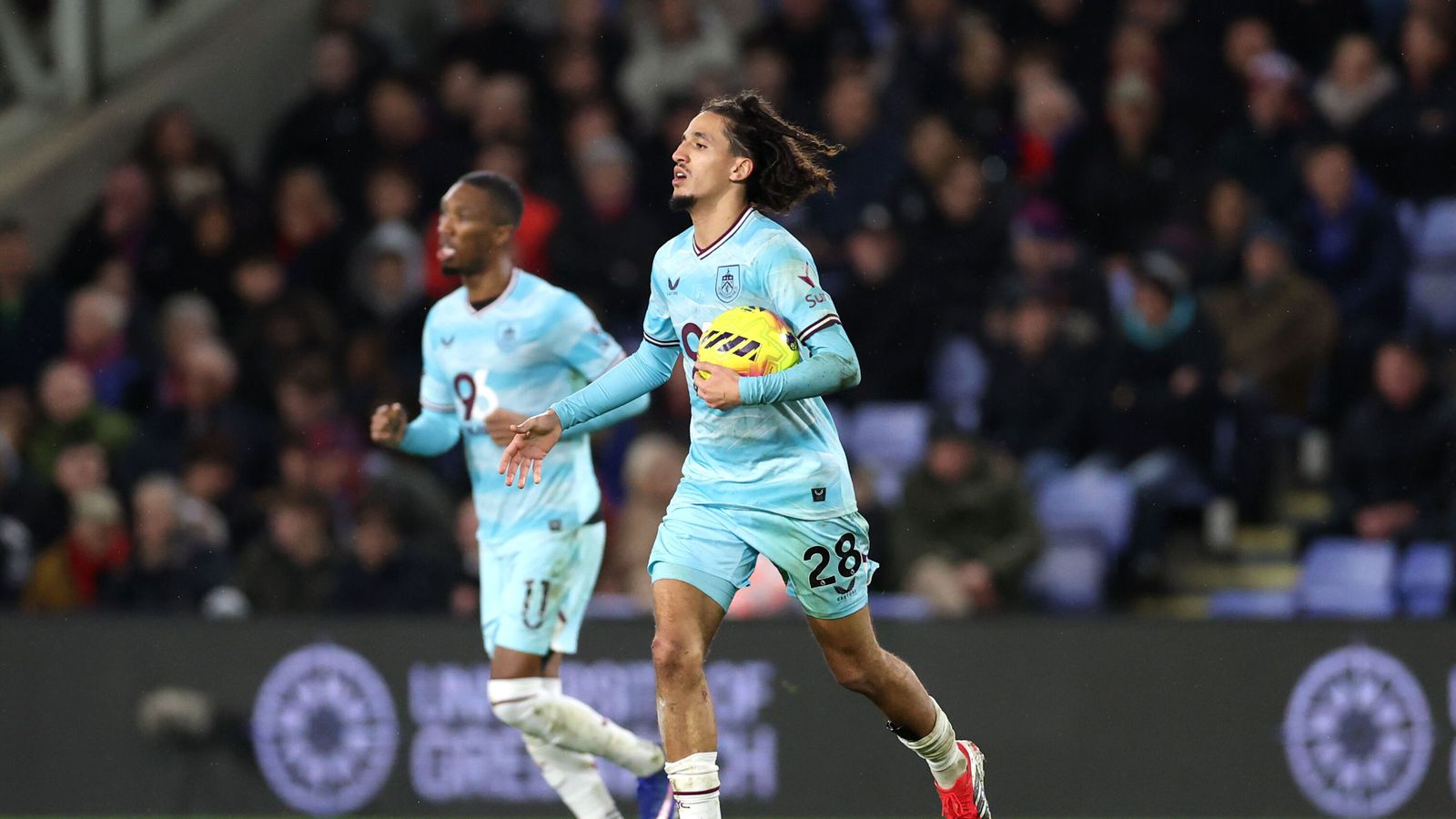 Burnley sótti lygilegan sigur og Villa vann þökk sé sjálfsmarki