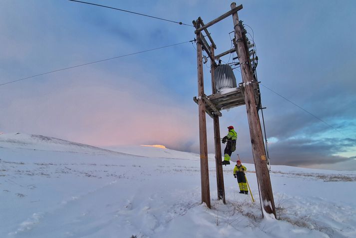 Mikið hefur mætt á starfsmönnum RARIK að gera við rafmagnslínur í röð óveðra sem hefur gengið yfir landið í vetur.