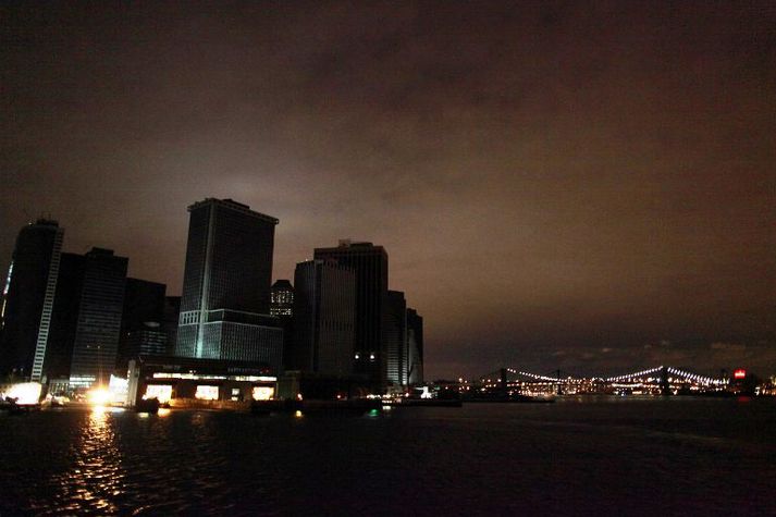 Rafmagn er nú komið á stóran hluta Manhattan. Þar hefur verið rafmagnslaust á nokkrum stöðum frá því að stormurinn Sandy gekk á land í New Jersey.