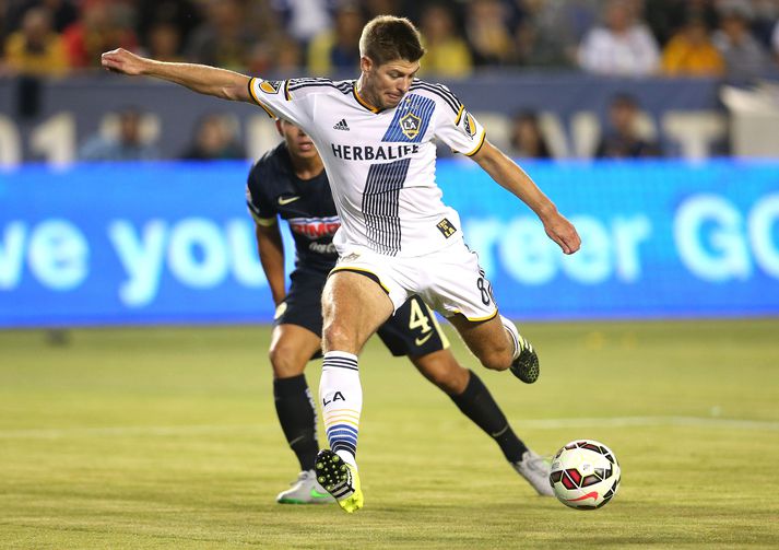Steven Gerrard lék sinn fyrsta leik með LA Galaxy í nótt. Hér á hann skot á markið í leiknum.