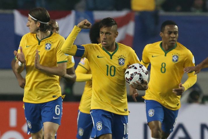 Neymar fagnar marki sínu í kvöld.